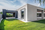 Neues modernes Haus im Dorf Chaika