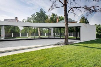 Neues modernes Haus im Dorf Chaika