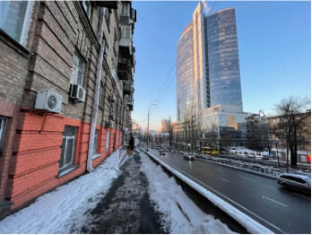 Facciata dei locali sul viale L.