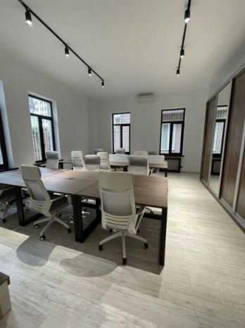 Geräumiges Büro in der Nähe der
