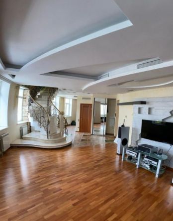 Spacious apartment on Antonovich street