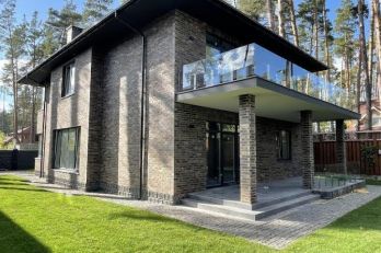 Neues modernes Haus in der Nähe von