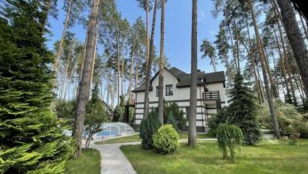 Neues Haus im modernen Stil im Dorf