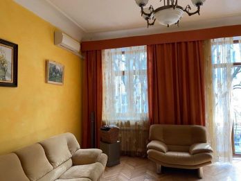 Spacious apartment in the historical