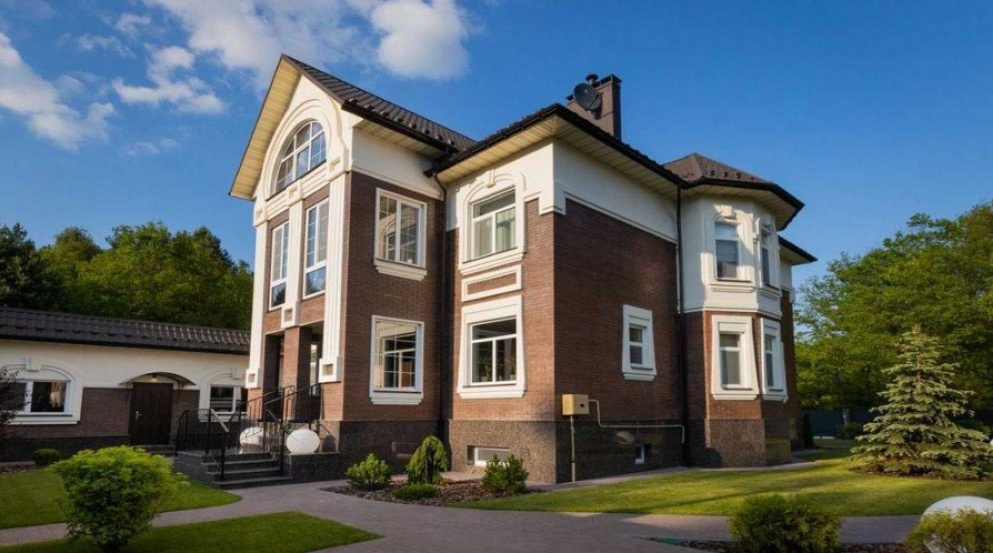 Neues modernes Haus im Dorf Kapitanovka