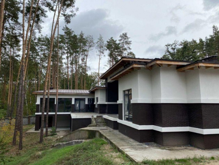 and villas New modern house in a closed