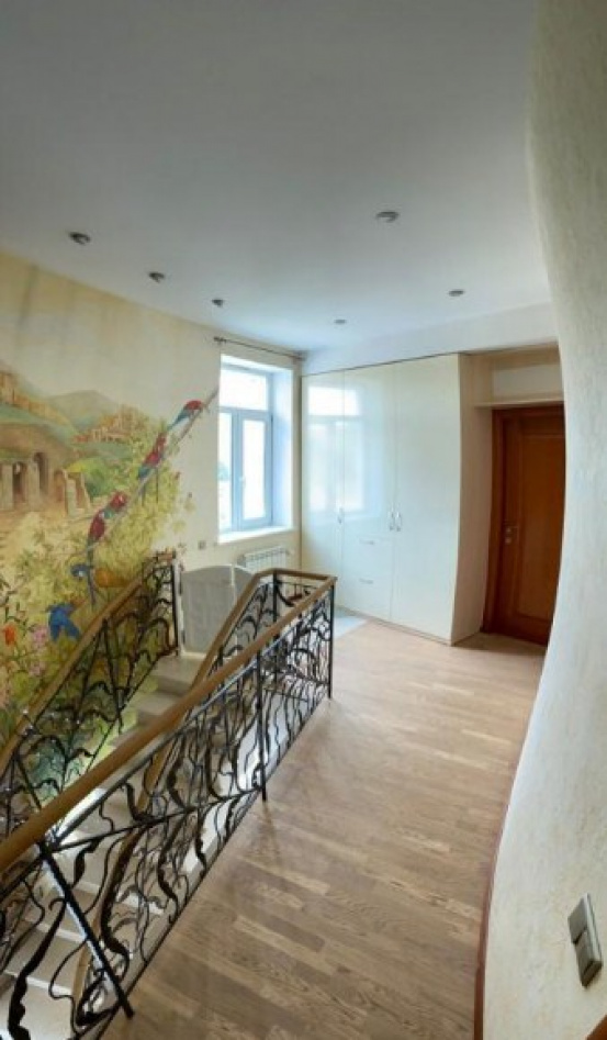 Spacious apartment on Antonovich street