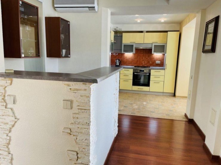 A22950 Long term rentals Flats and