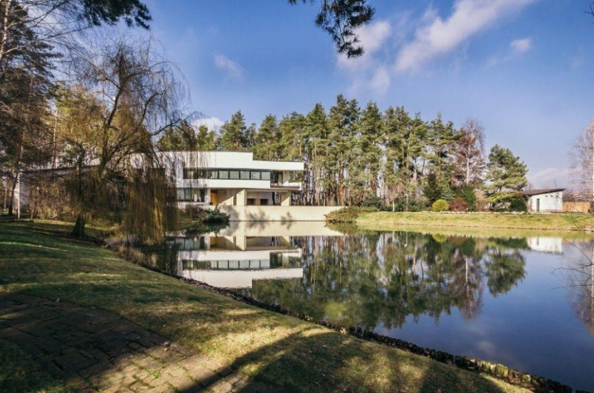mansion with a natural landscape A14907