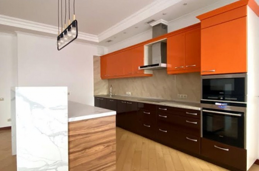 Spacious cozy 3-room apartment in the