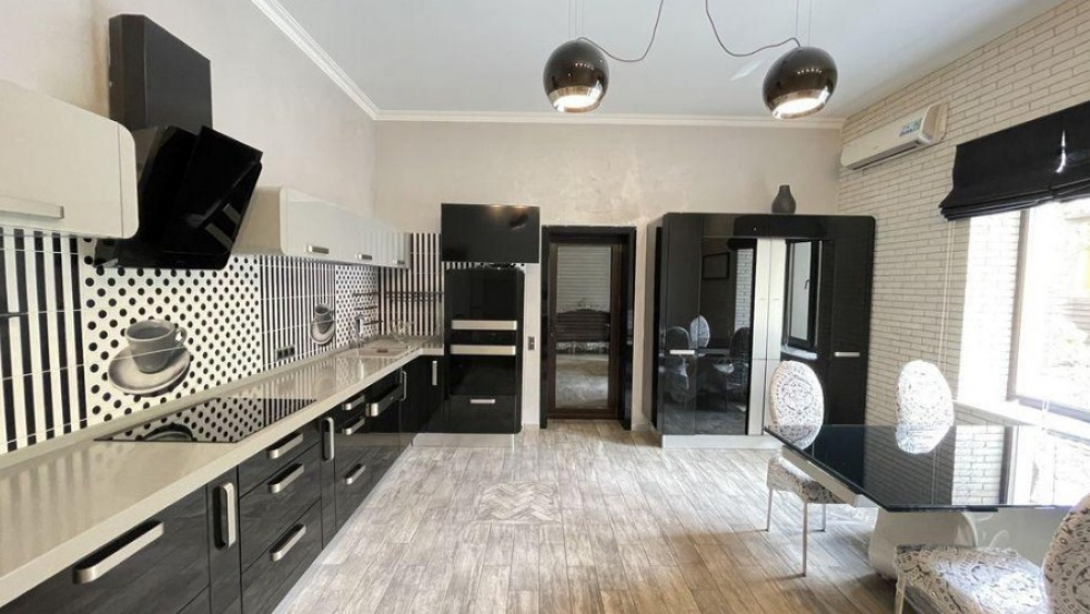 Haus im modernen Stil im Dorf Bucha bei