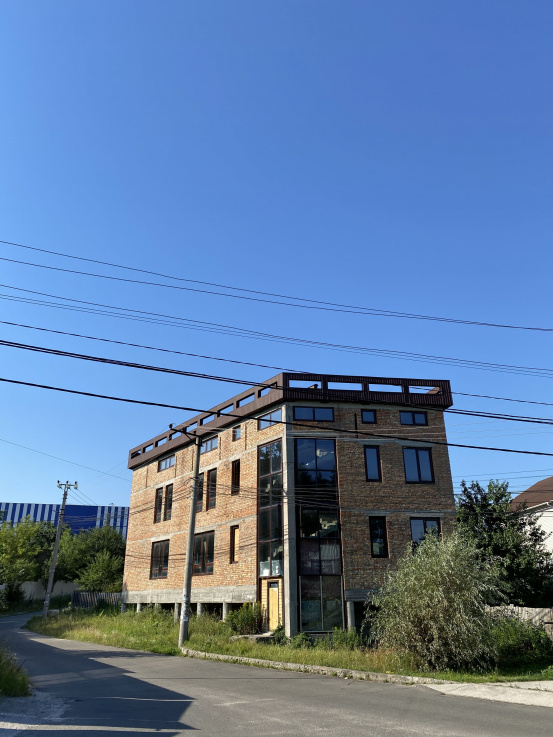 building on the street. Verkhovyna in