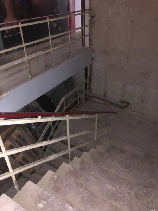 Freistehende Gebäude Gewerbefläche zu