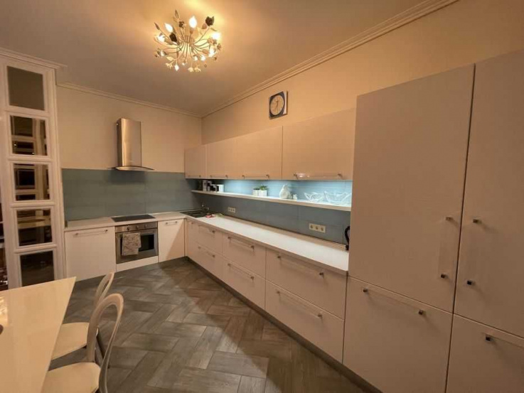 and apartments Three-room apartment for