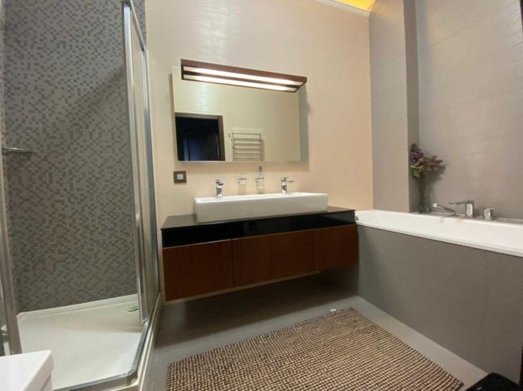 apartment on Dragomirova,