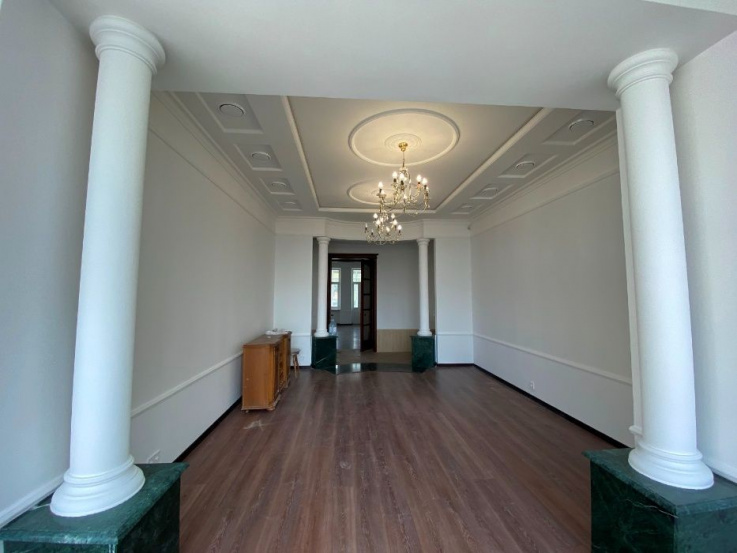 Flats and apartments Luxurious 6-room