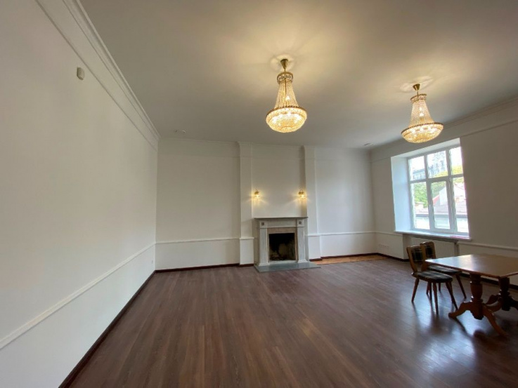 apartment with a fireplace st. Darwin