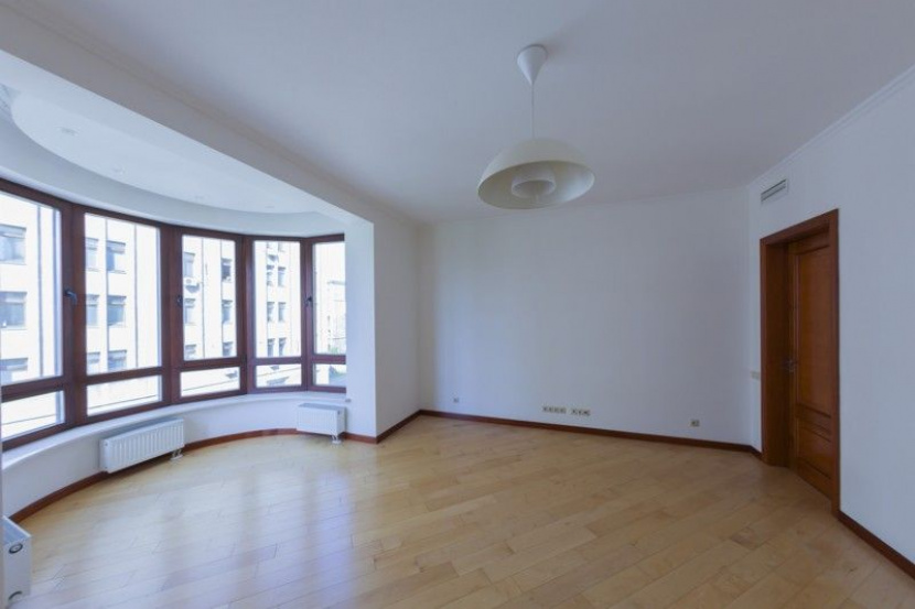 Flats and apartments Spacious apartment