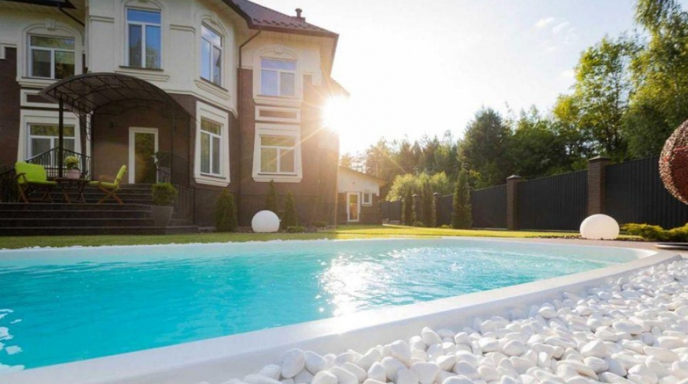 Neues modernes Haus im Dorf Kapitanovka