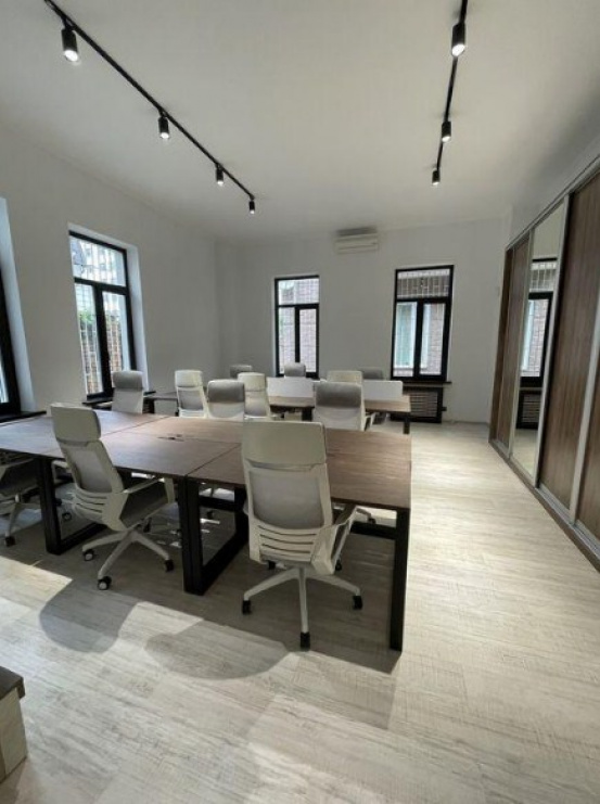 Geräumiges Büro in der Nähe der