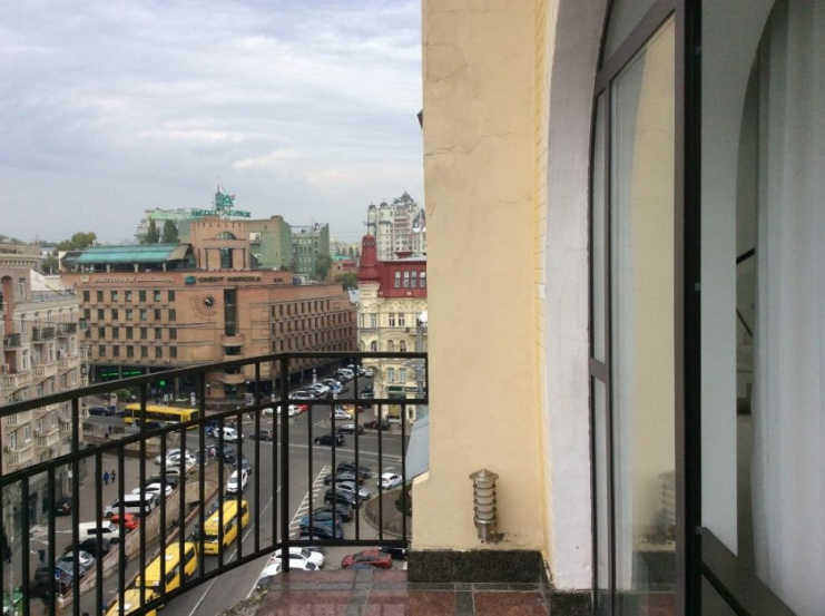 apartment on Leo Tolstoy Square A11036