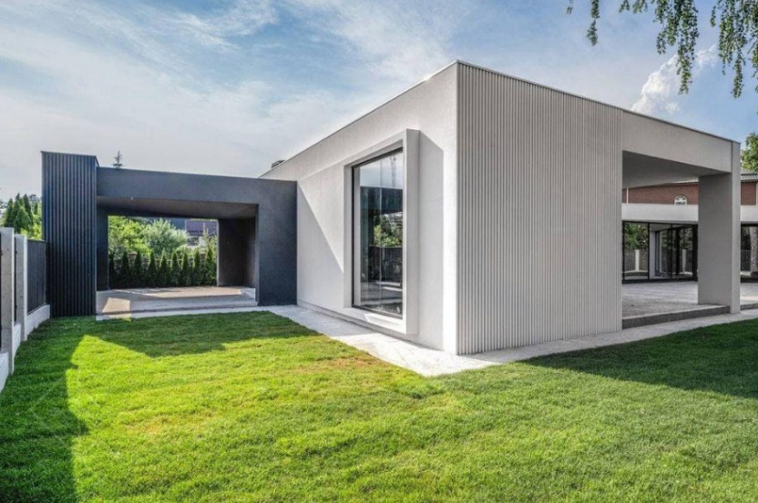 Neues modernes Haus im Dorf Chaika