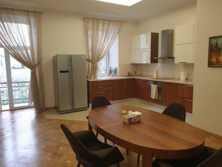 Spacious apartment in the historical