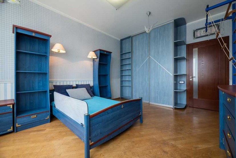Dmitrievskaya, four-room apartment