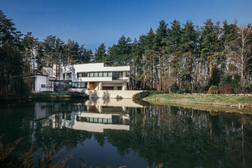 mansion with a natural landscape A14907