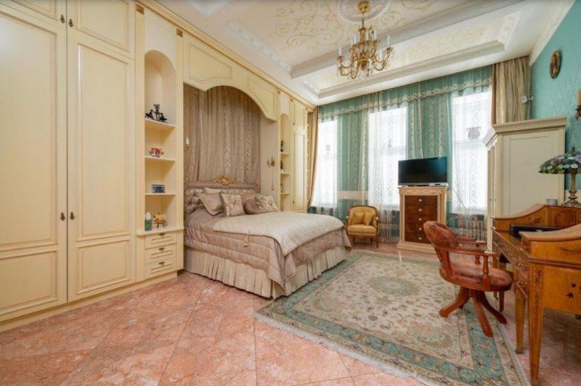 Apartment with classic design on Velyka