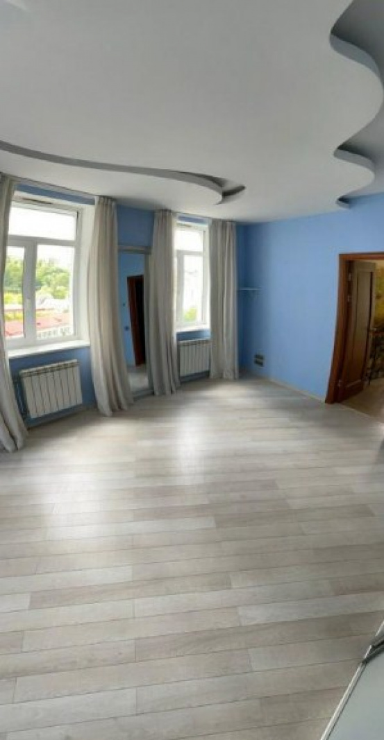 Spacious apartment on Antonovich street