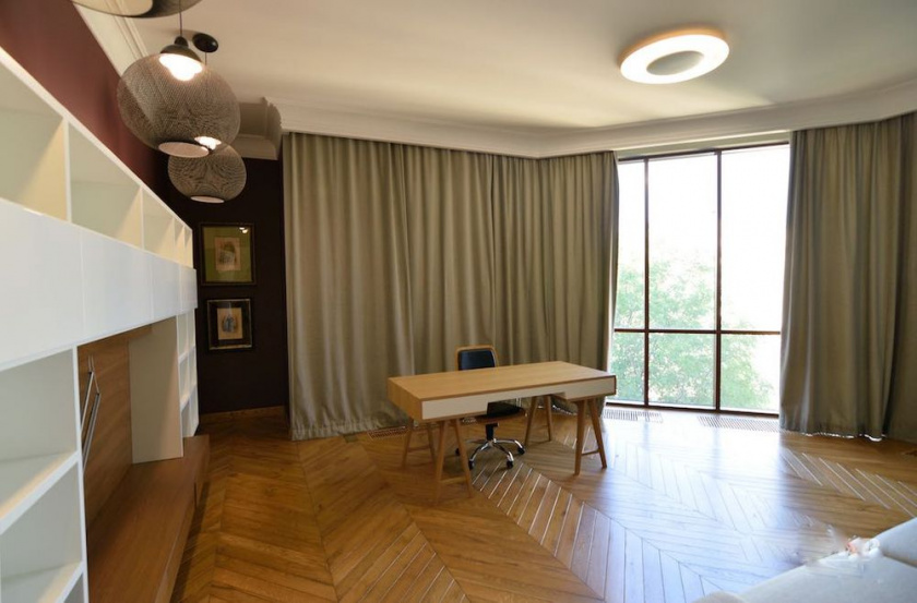 One-bedroom apartment in the Ambassador