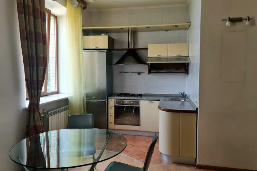 Apartment in a warm house in the center