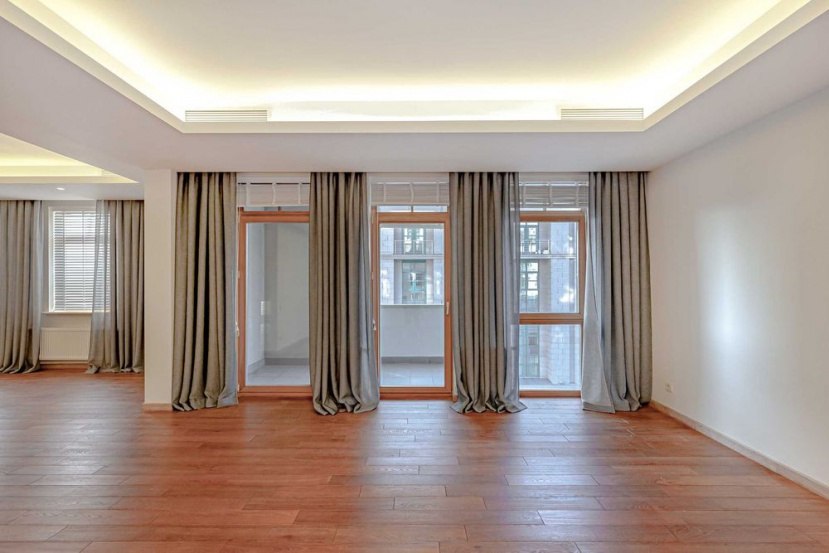 a five-room apartment in Lipki area