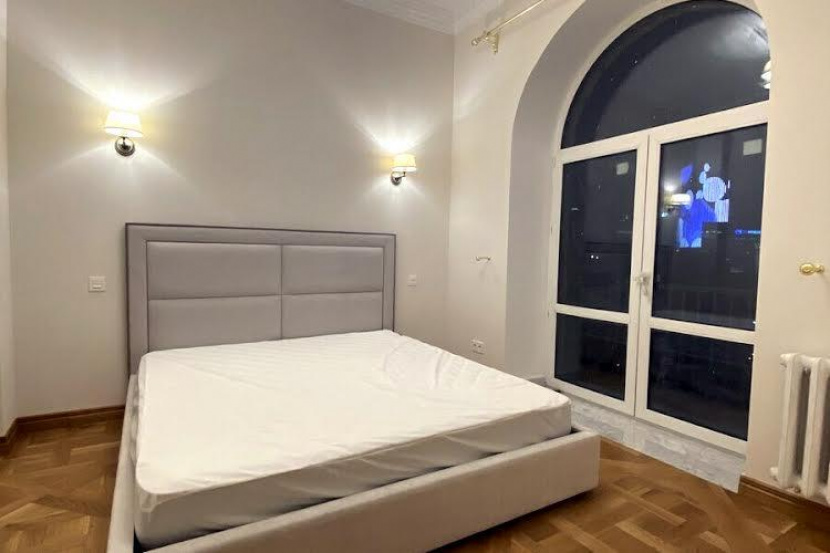 street A37072 Long term rentals Flats