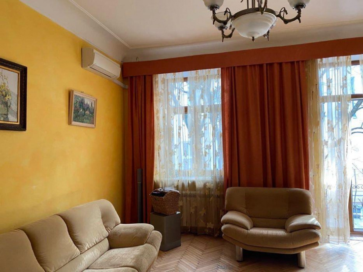 Spacious apartment in the historical