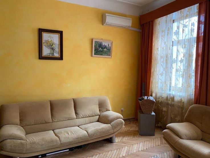 Spacious apartment in the historical