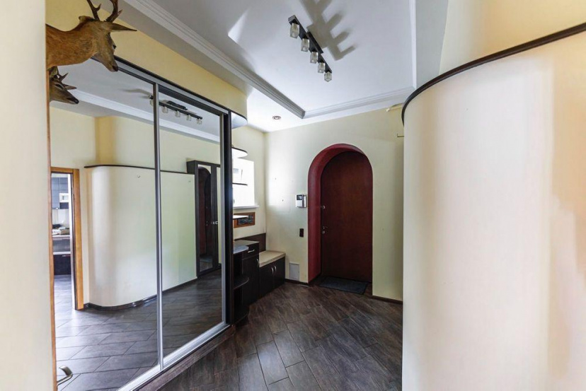 Spacious apartment in the historical