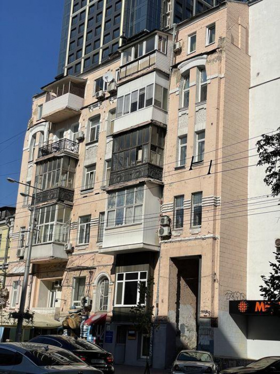 bedroom apartment in the building of