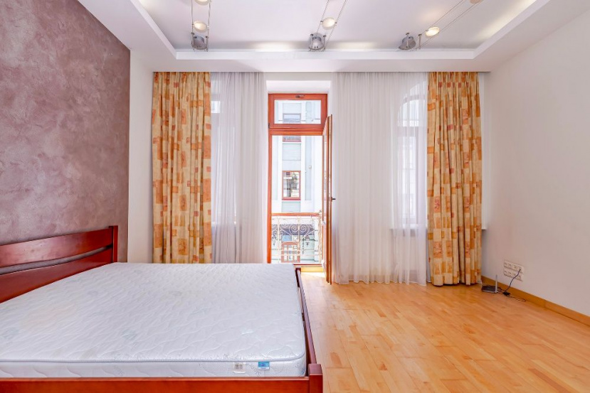 in Podil A10941 Long term rentals Flats